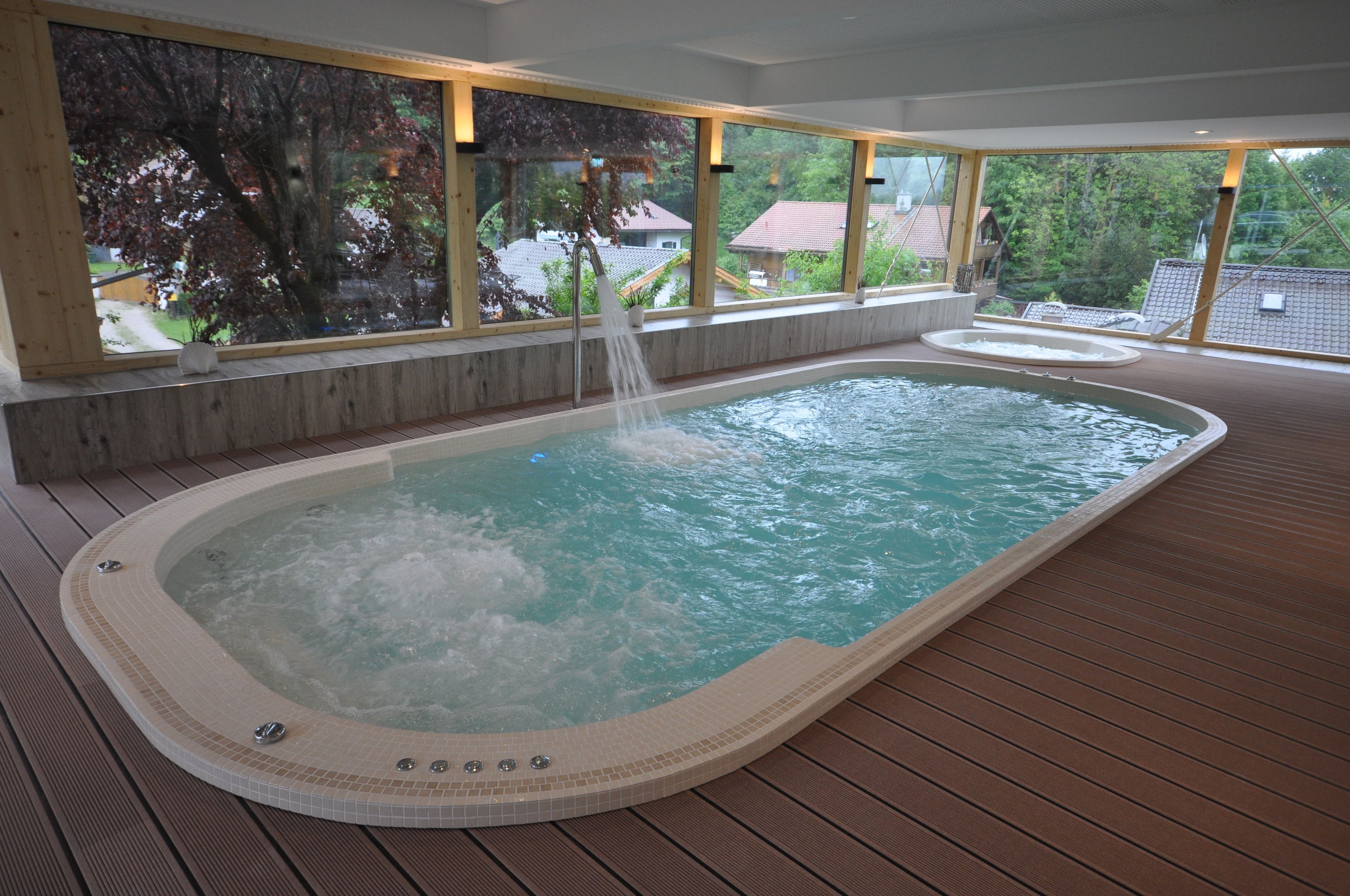 Sisäuima-allas, aurinkotuoleja