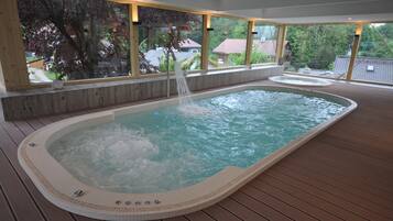 Alberca techada y camastros