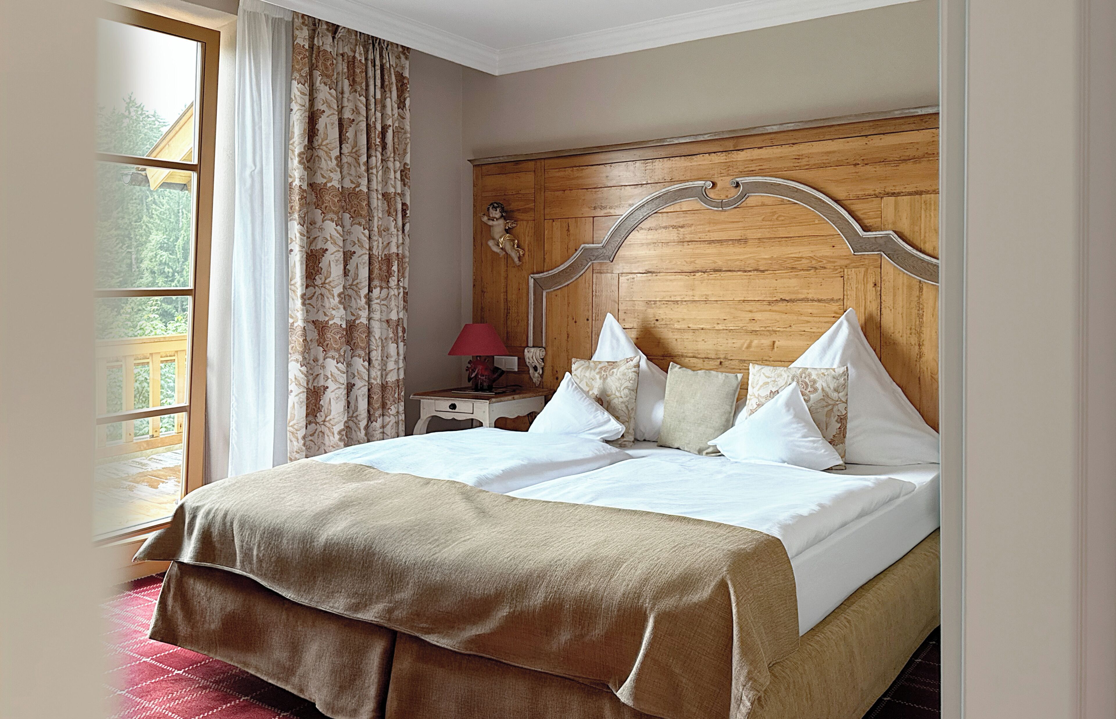 Minibar, värdeförvaringsskåp på rummet och individuell inredning