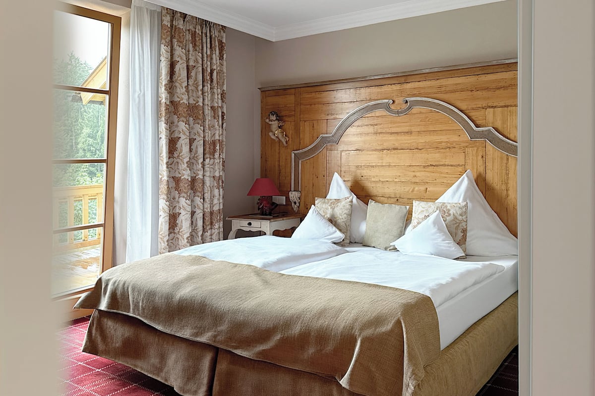 Minibar, caja de seguridad en la habitación y decoración personalizada