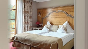 Minibar, Zimmersafe, individuell dekoriert, Schreibtisch