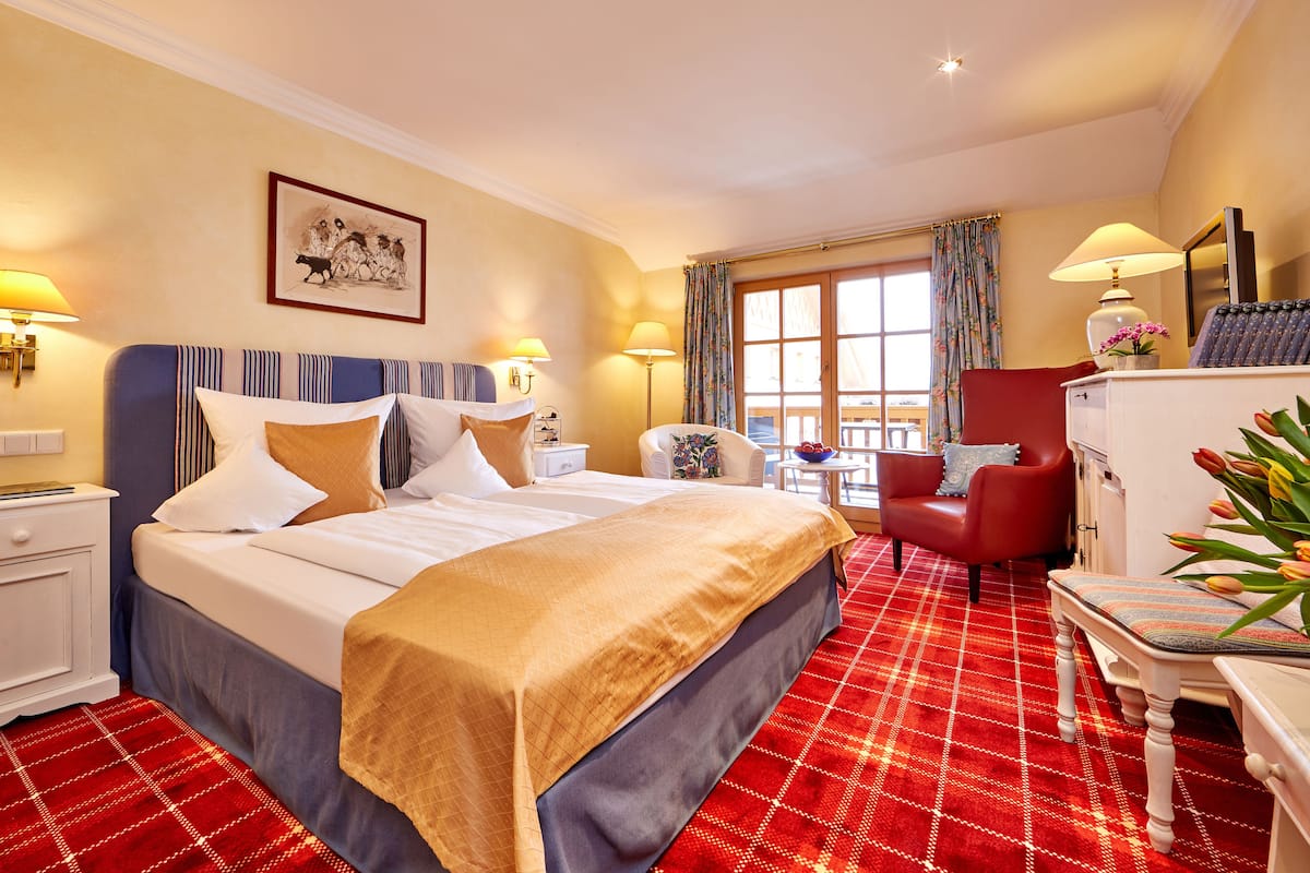 Double Room, Balcony (West) | Minibar, in-room safe, individually decorated, desk