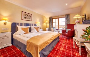 Tweepersoonskamer, balkon (West) | Een minibar, een kluis op de kamer, individueel gedecoreerd, een bureau