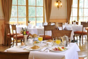 朝食 (ビュッフェ)、毎日提供 (無料)