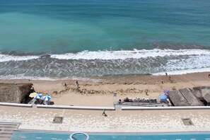 A beach view with a pool area, umbrellas, and beach chairs. - Hotel Playa Marina (Mazatlán)