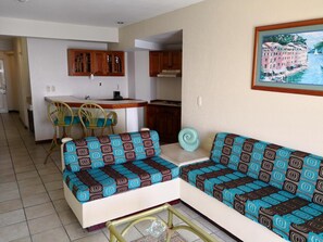 32-inch LCD TV with cable channels - Hotel Playa Marina (Mazatlán)