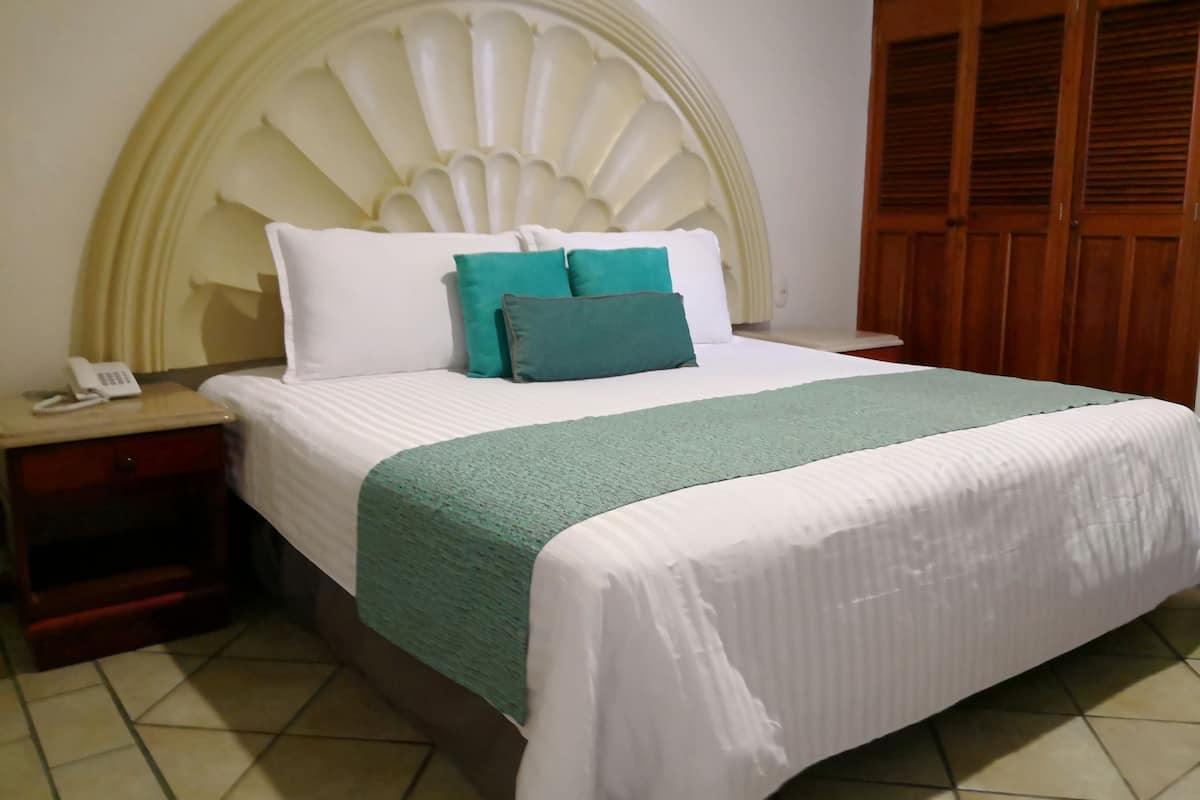 Suite, 1 King bed, Ocean View | 다리미/다리미판, 무료 유선 인터넷, 침대 시트