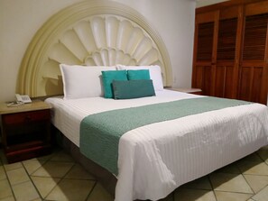 Suite, 1 King bed, Ocean View | Iron/ironing board, free wired Internet, bed sheets - Hotel Playa Marina (Mazatlán)