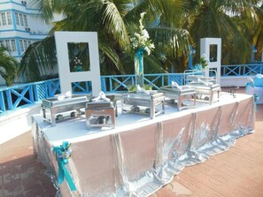 International cuisine, alfresco dining  - Hotel Costa Larimar (Barahona)