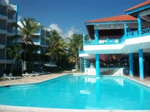 Outdoor pool - Hotel Costa Larimar (Barahona)