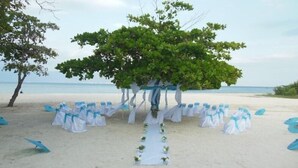Outdoor wedding area - Hotel Costa Larimar (Barahona)