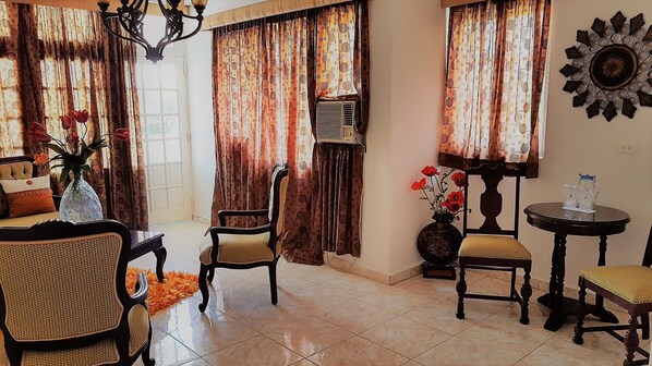 Quarto casal, 2 camas Queen | Lounge no saguão