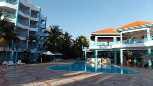 Outdoor pool - Hotel Costa Larimar (Barahona)