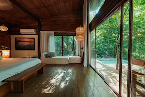 Hochwertige Bettwaren, Daunenbettdecken, Pillowtop-Betten, Minibar