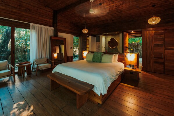 Master River Prime | Luxe beddengoed, donzen dekbedden, pillowtop-bedden, een minibar