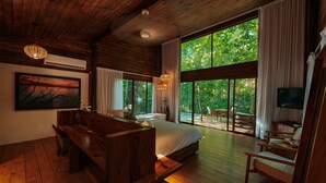 Un dormitorio amplio con una cama grande, muebles de madera, un escritorio y un televisor.