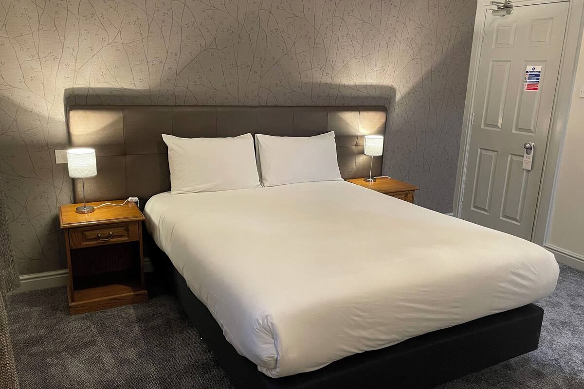 Quarto casal superior | Escrivaninha, ferros/tábuas de passar roupa, Wi-Fi de cortesia