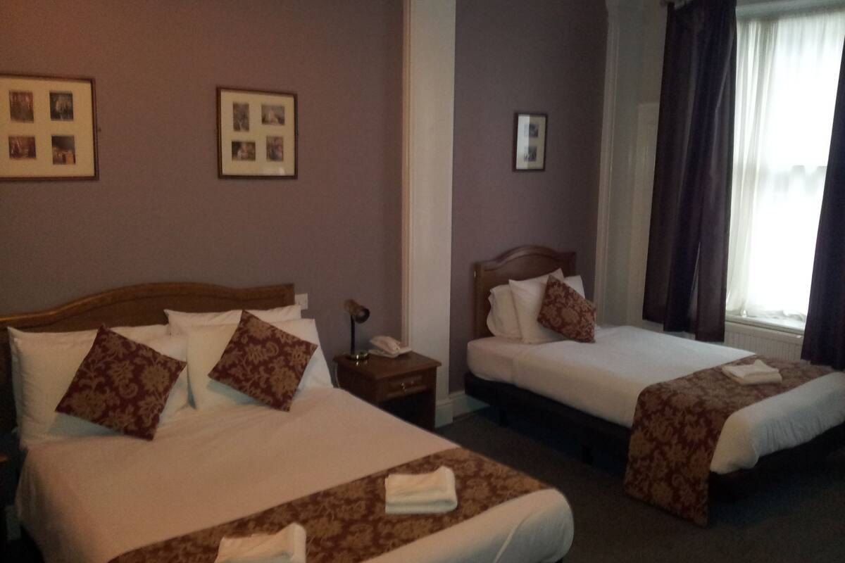 Quarto família | Escrivaninha, ferros/tábuas de passar roupa, Wi-Fi de cortesia