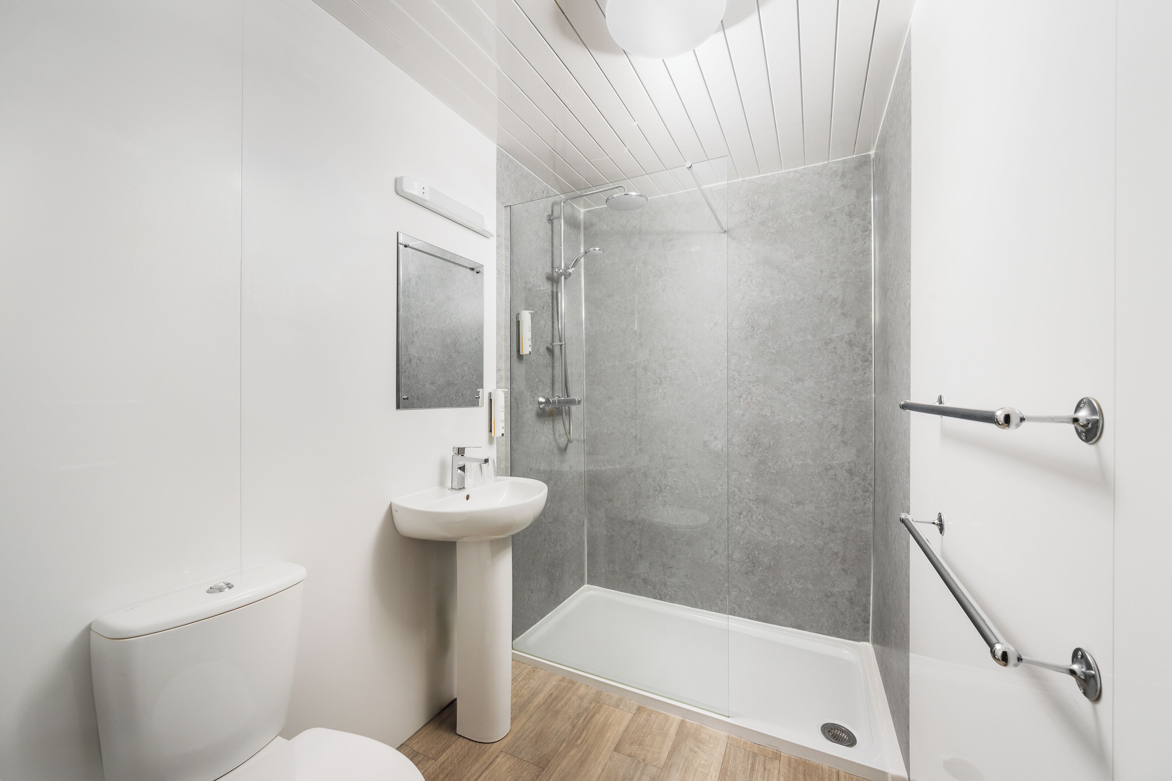 Combined shower/bathtub, free toiletries, hair dryer, towels