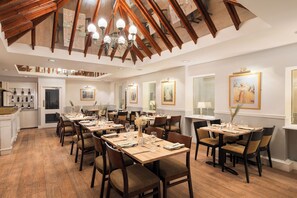Breakfast, lunch and dinner served - County Hotel (Carlisle)