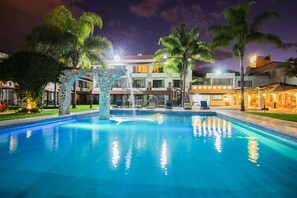 Outdoor pool, open 8:00 AM to 8:00 PM, pool loungers - Real de Minas Poliforum (León)