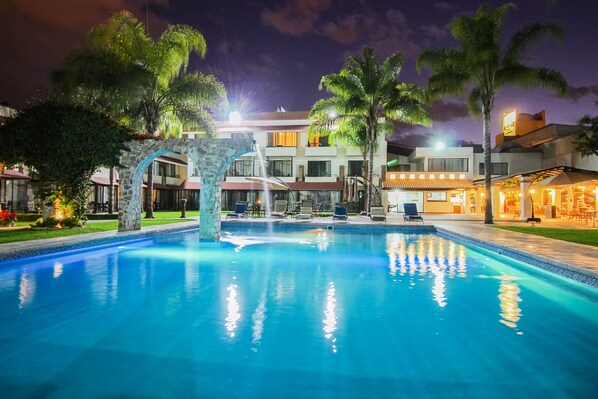 Outdoor pool, sun loungers