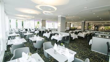 2 ravintolaa, joissa tarjoillaan lounas; italialainen keittiö