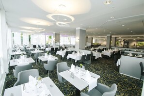 2 restaurants, lunch, dinner served; Italian cuisine 