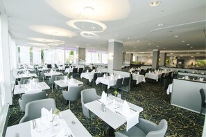 2 restaurants, serveren lunch, diner, Italiaanse gerechten