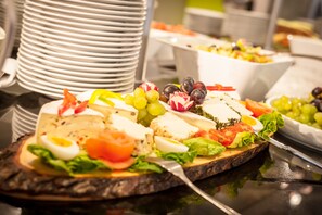 A buffet with various food items including sandwiches, fruits, and vegetables. - Hotel Frankenland (Bad Kissingen)
