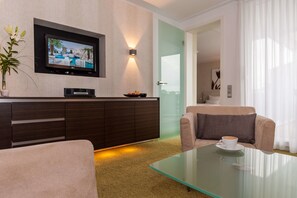 Suite 450 | منطقة المعيشة | تلفزيون بشاشة مسطحة بحجم 42-بوصة يعرض قنوات فضائية، تلفزيون