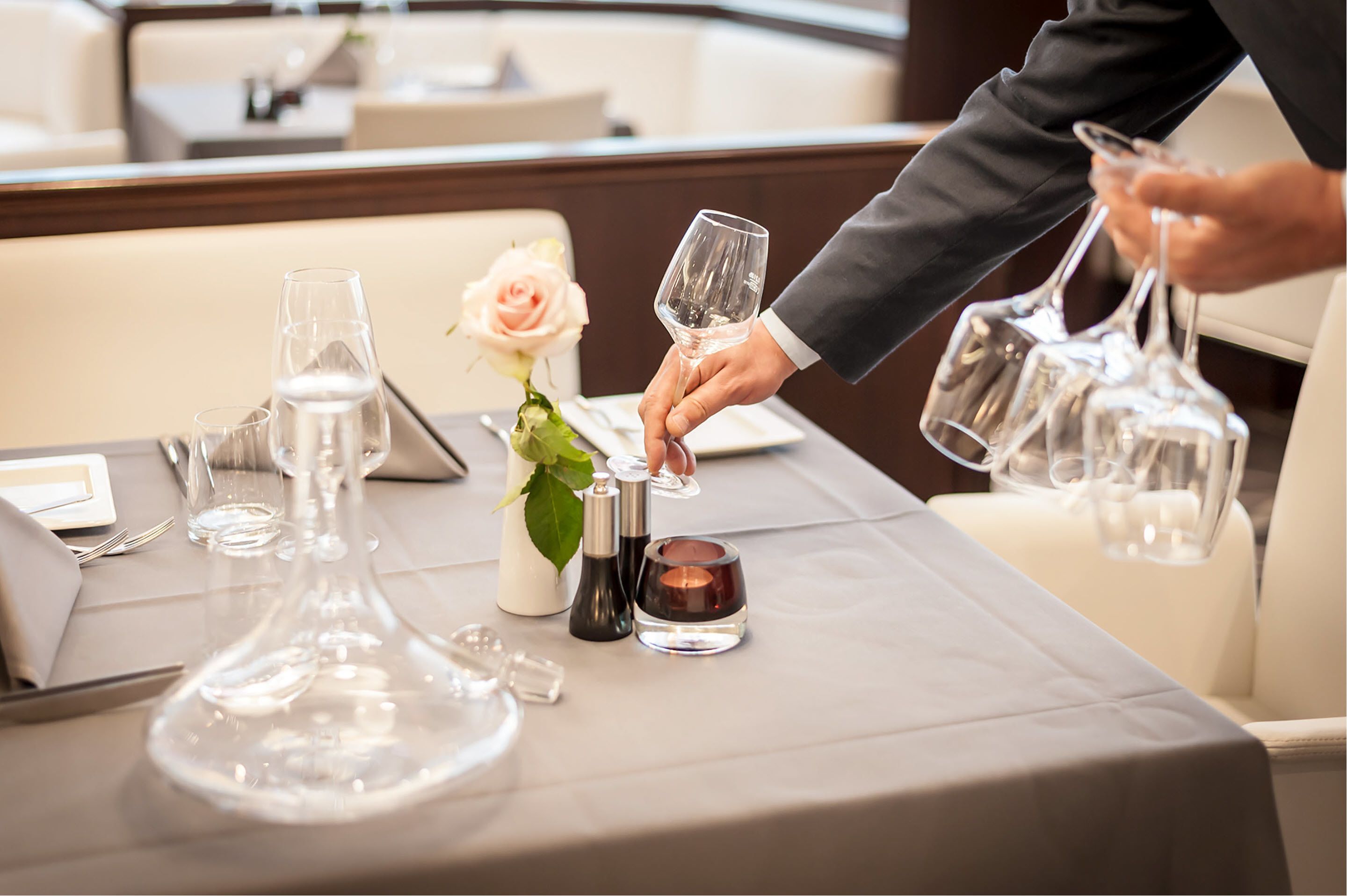 2 restaurants, lunch, dinner served; italian cuisine