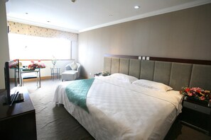 Minibar, coffres-forts dans les chambres, bureau, rideaux occultants