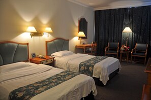 Standard Twin Room | Minibar, in-room safe, desk, blackout curtains