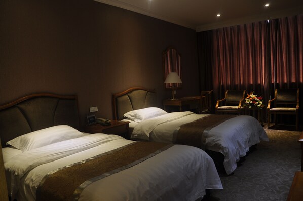 Superior Twin Room | Minibar, in-room safe, desk, blackout curtains