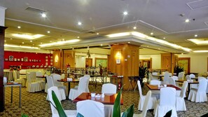 2 間餐廳；供應早餐