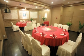 2 restaurants; breakfast served  - Garden City (Chengdu)