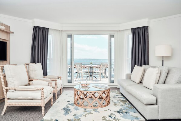 جناح بغرفة نوم رئيسية | ميني بار وخزنة داخل الغرفة ومكتب ومساحة عمل للكمبيوتر المحمول