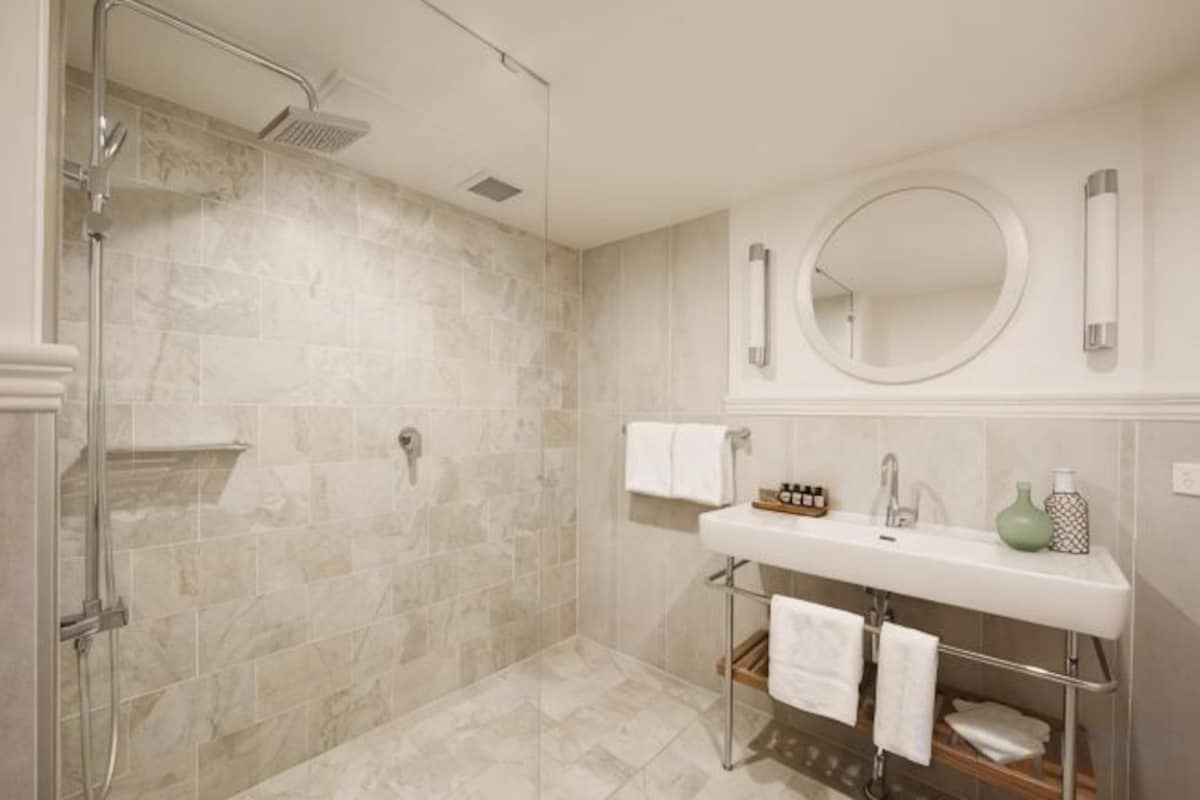 Baño | Amenidades de baño gratuitas, secadora de cabello, batas, pantuflas
