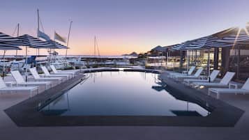 2 piscinas al aire libre, sombrillas, sillones reclinables de piscina