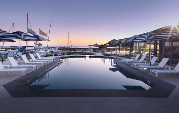 2 piscines extérieures, parasols, chaises longues