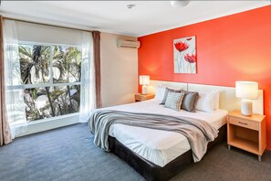 In-room safe, individually furnished, desk, blackout curtains - Coral Tree Inn (Cairns)