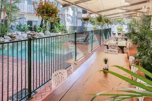 تقديم الإفطار والعشاء، إطلالات على حمام السباحة