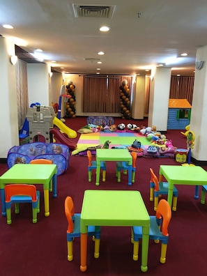 Zona de juegos infantil cubierta
