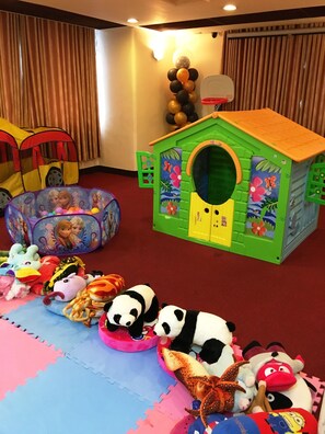 Área de juegos infantiles bajo techo