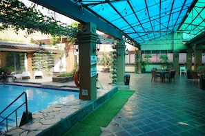 Una piscina al aire libre (de 07:00 a 17:00), tumbonas