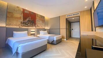 Minibar, caja de seguridad en la habitación y escritorio