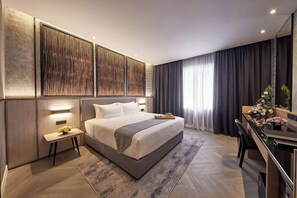 Minibar, safe på rommet, skrivebord og blendingsgardiner