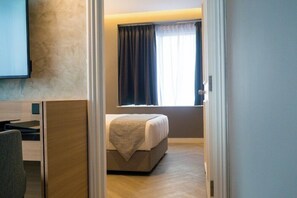 Minibar, coffres-forts dans les chambres, bureau, rideaux occultants