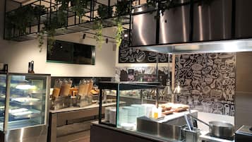 Petit déjeuner buffet servi tous les jours en supplément